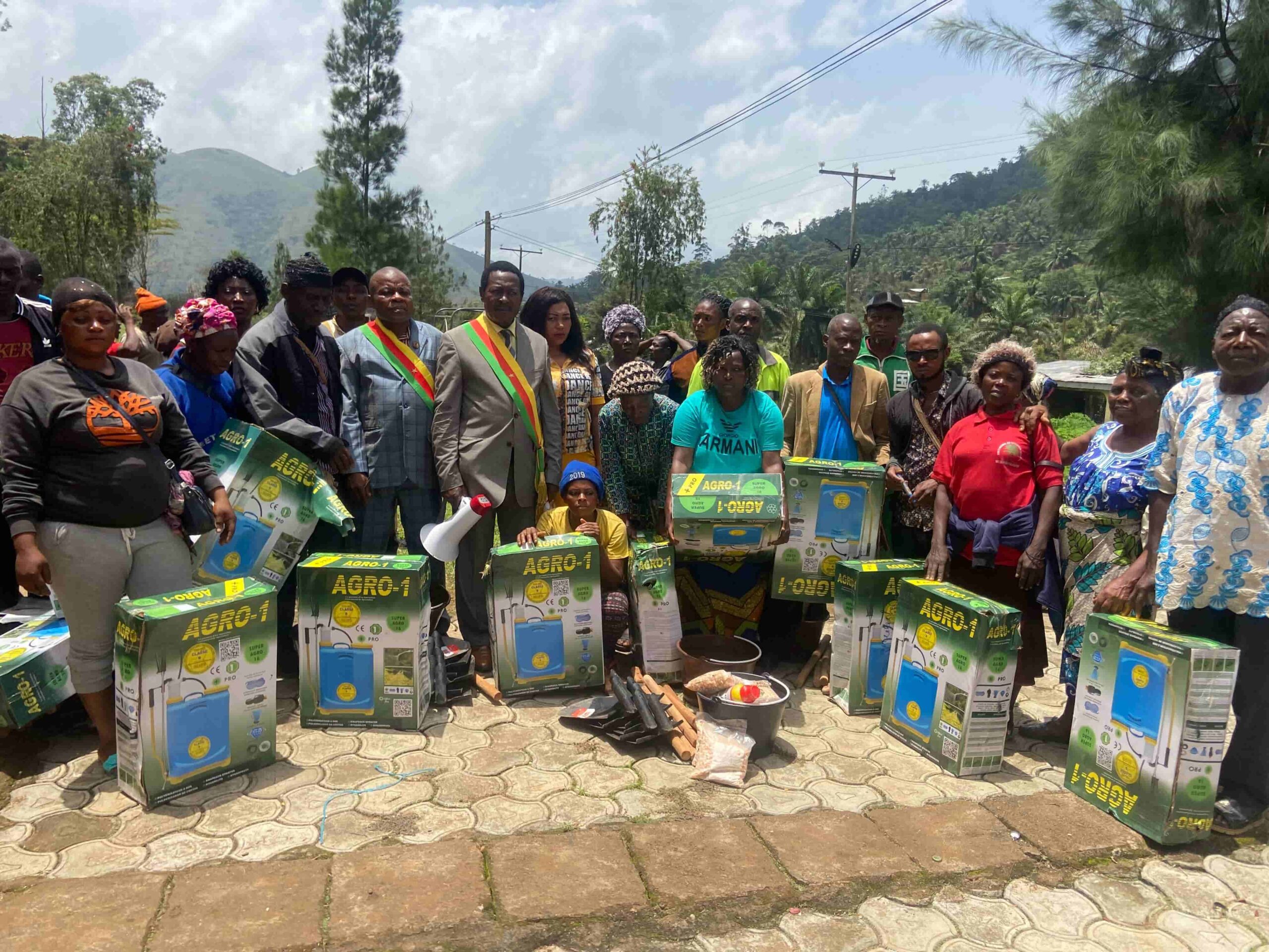 The mayor of Andek Council distributes farming inputs to farmers in preparation to launch wheat cultivation in Andek municipality