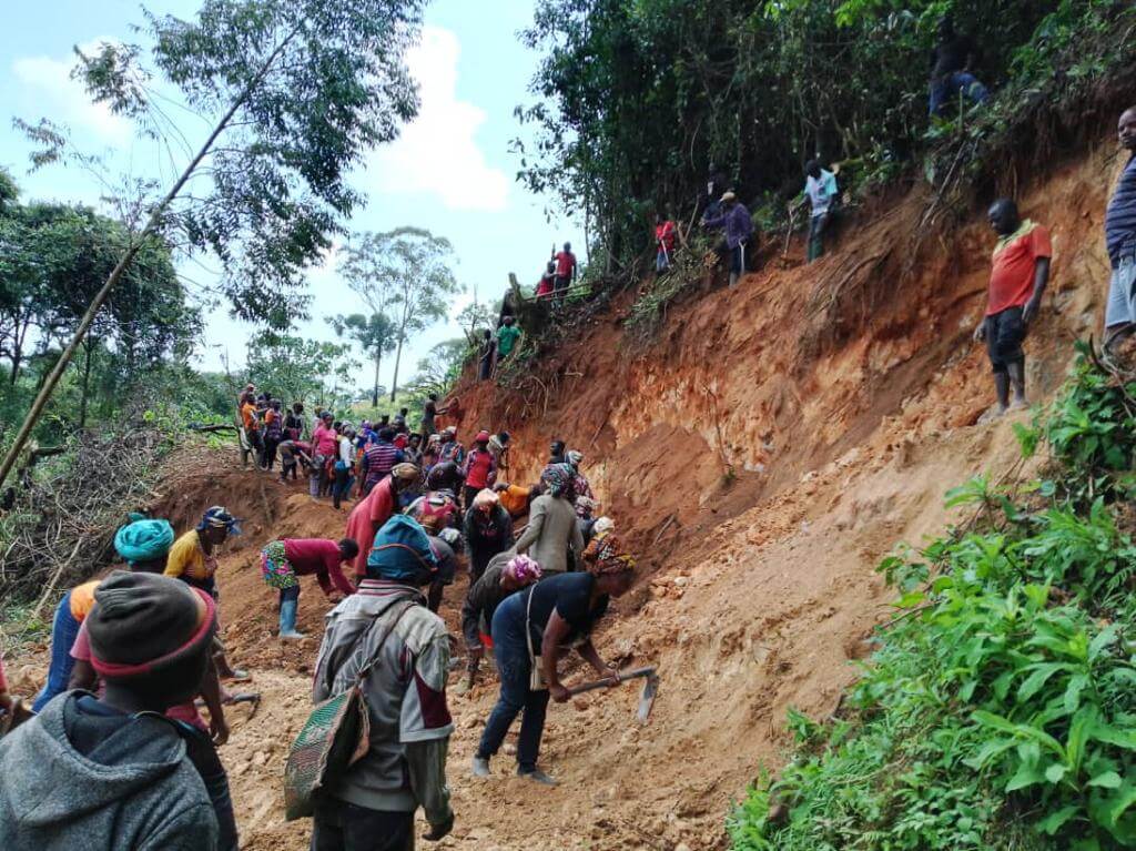 CLEANING LANDSLIDE ALONG TINECHUNG TONANGAI ROAD