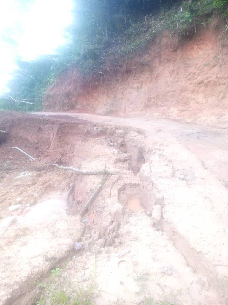 CLEANING LANDSLIDE ALONG TINECHUNG TONANGAI ROAD 03