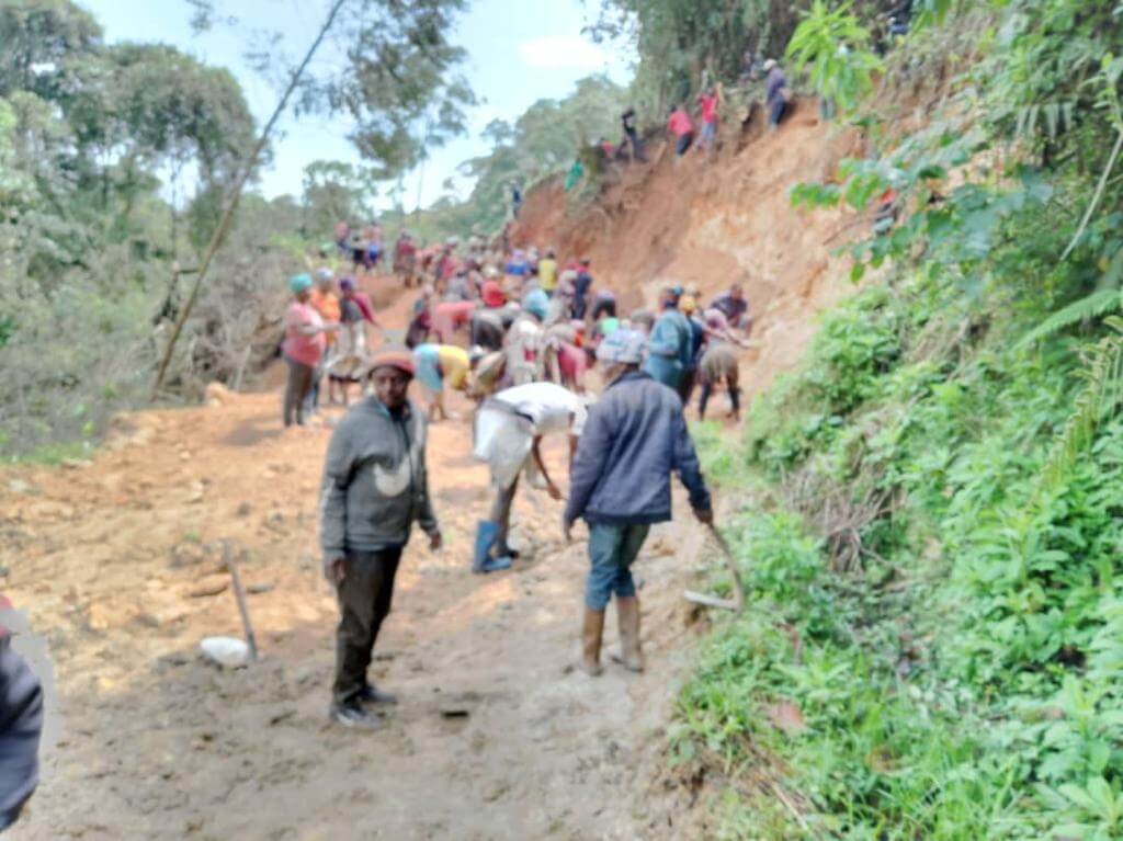 CLEANING LANDSLIDE ALONG TINECHUNG TONANGAI ROAD