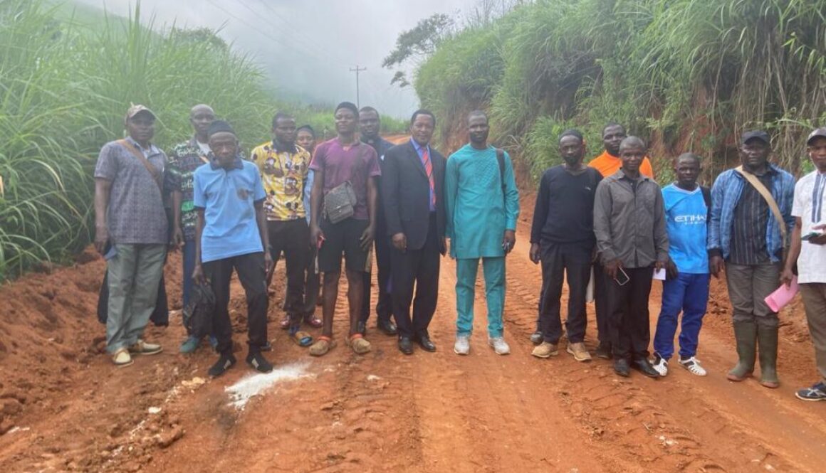 The meeting was chaired by the President of the Committee, Lord Mayor Ubangoh Helly, in the presence of the representative of the state, the Divisional Officer for NGIE Subdivision, Mr. Oteh Philip BACHE. The NGIE Roads Fund was created by Mayor Ubangoh, as a means by which the citizens of the municipality can participate in the actions of Andek council and the state in the rehabilitation of our road, which have deteriorated too much, because of the crisis, while waiting on the state and the council to do its work.