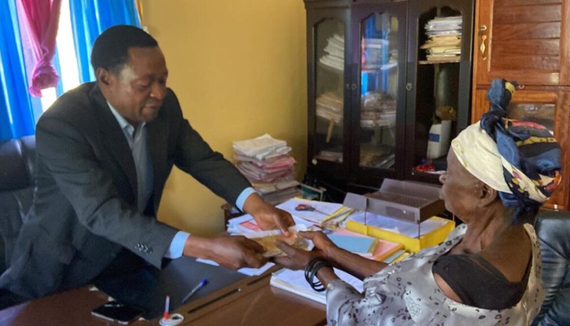 The Lord Mayor of Andek council, Mr. Ubangoh Helly, has handed over the support raised, on the Municipal Forum, for Ma Esther of Bonatu, following the double impact catastrophe she suffered, when her residence was damaged.