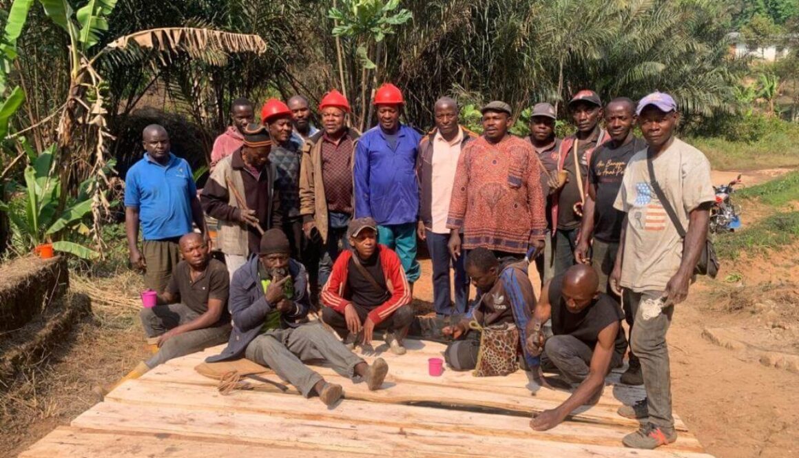 The Lord Mayor of Andek Council, Mr. Ubangoh Helly, accompanied by the First Deputy Mayor, Mr. TCHEIKOH John and some dynamic youths of Andek Municipality have today, Monday, 27th Jan. 2025 saved the bridge at Ngwokwong/TINEKOH boundary, along the Regional Road No 05( R05) from total collapse.