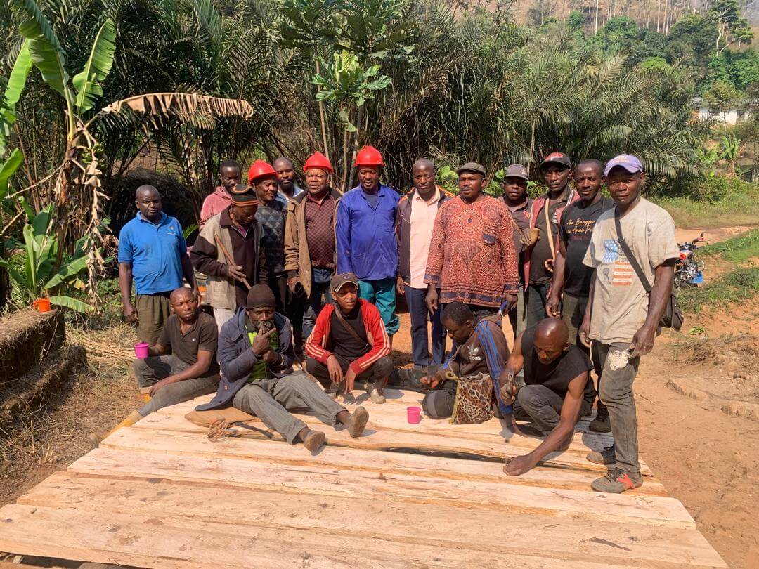 The Lord Mayor of Andek Council, Mr. Ubangoh Helly, accompanied by the First Deputy Mayor, Mr. TCHEIKOH John and some dynamic youths of Andek Municipality have today, Monday, 27th Jan. 2025 saved the bridge at Ngwokwong/TINEKOH boundary, along the Regional Road No 05( R05) from total collapse.